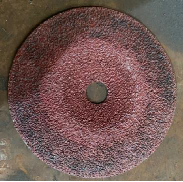 Desbaste de pletinas de acero con discos de fibra 3